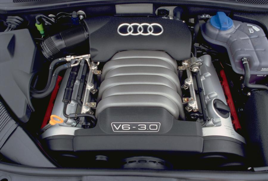 Моторный отсек Audi A6 3.0 Sedan (4B, C5) 2002 года  (AU) (фото 4 из 4)